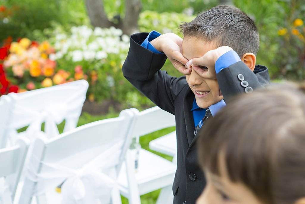 Entertain the kids during a wedding,w