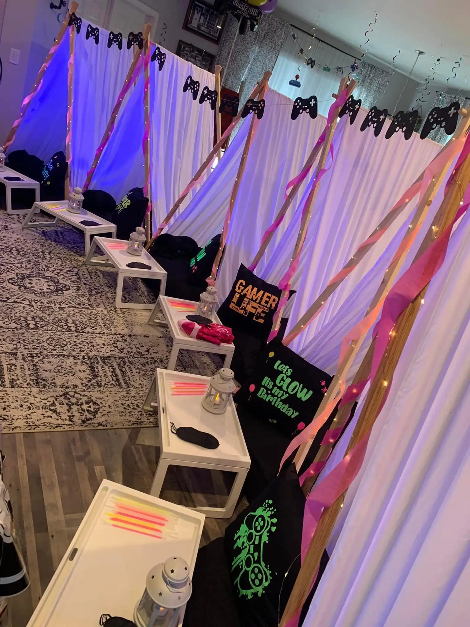 A Lakeland party room with pink and black decorations.